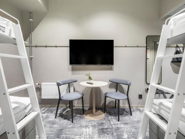 Aiden by Best Western Karlstad Arena : photo 3 de la chambre family room with two single beds and one bunk bed - no window