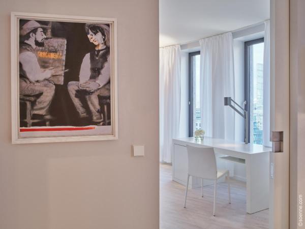 Dorint Kurfürstendamm Berlin : photo 2 de la chambre suite supérieure avec lit king-size