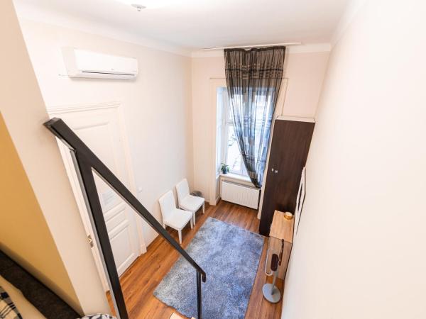 Urban Rooms : photo 7 de la chambre chambre familiale avec salle de bains commune