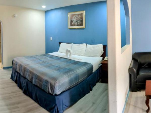 Americas Best Value Inn and Suites Houston/Northwest Brookhollow : photo 2 de la chambre suite deluxe avec lit king-size