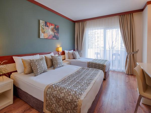 DG HOTELS ROSE RESORT : photo 1 de la chambre chambre double ou lits jumeaux avec lit d'appoint