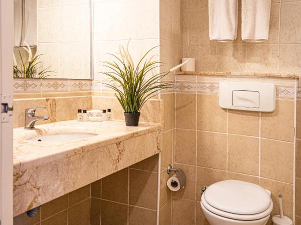 DG HOTELS ROSE RESORT : photo 3 de la chambre chambre double ou lits jumeaux avec lit d'appoint