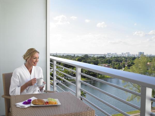 Grand Beach Hotel : photo 6 de la chambre suite lit king-size - vue sur baie