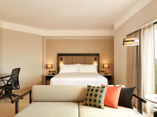 Hilton Kuching Hotel : photo 3 de la chambre chambre lit king-size premium de luxe