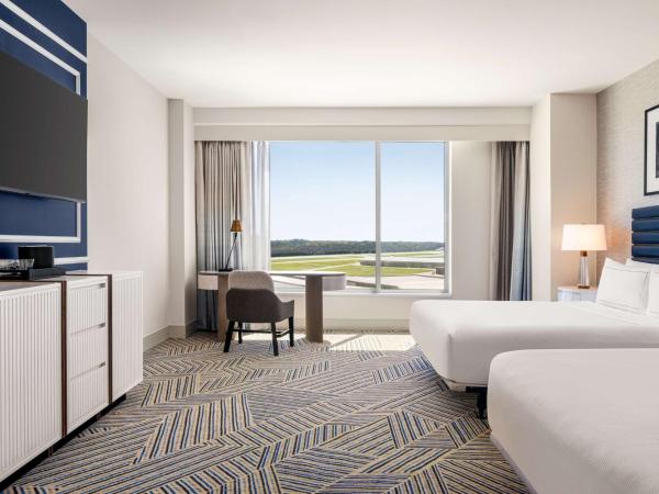 Hilton BNA Nashville Airport Terminal : photo 1 de la chambre chambre avec 2 lits queen-size et baignoire - accessible aux personnes à mobilité réduite