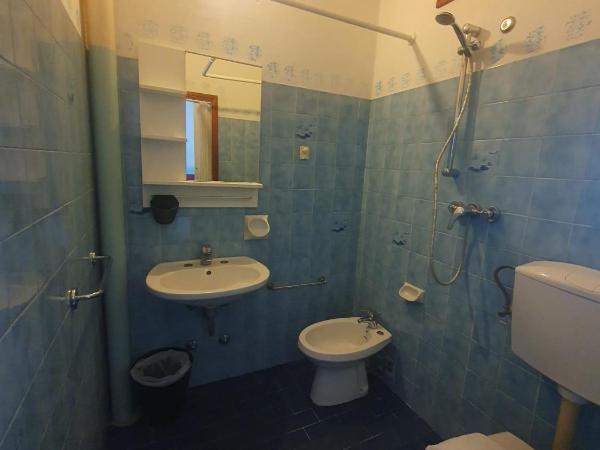 HOTEL IDEALE young people under 40 : photo 4 de la chambre chambre quadruple Économique