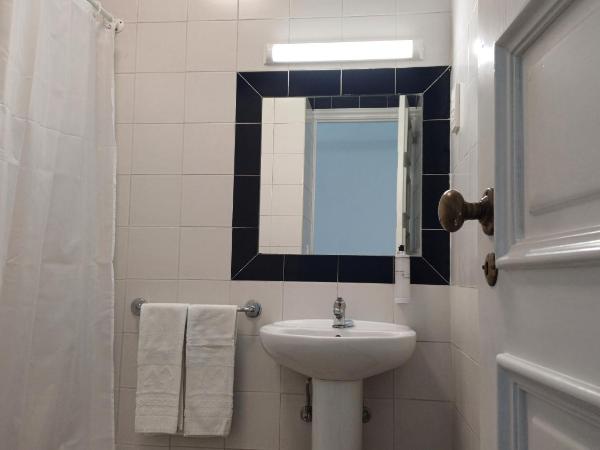 HI Coimbra - Pousada de Juventude : photo 2 de la chambre chambre lits jumeaux avec salle de bains privative