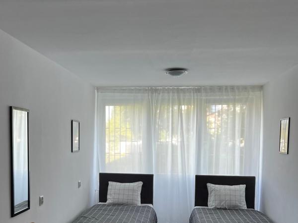 Warszawa Zachodnia : photo 7 de la chambre chambre lits jumeaux avec salle de bains commune