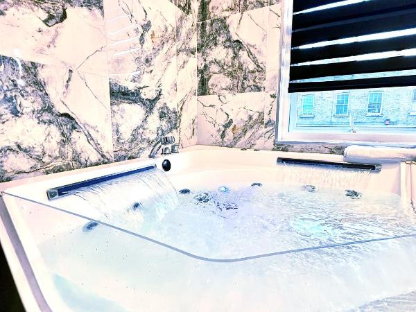 Duke and Duchess Apartments and Rooms - Private in Room Hot Tub Suites : photo 3 de la chambre studio avec baignoire spa