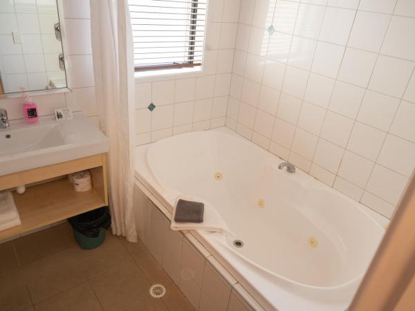 Victoria Court Motor Lodge : photo 5 de la chambre appartement 2 chambres avec baignoire spa
