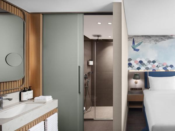 Lokalist, Istanbul, a Tribute Portfolio Hotel : photo 8 de la chambre chambre lit king-size deluxe - vue sur bosphore