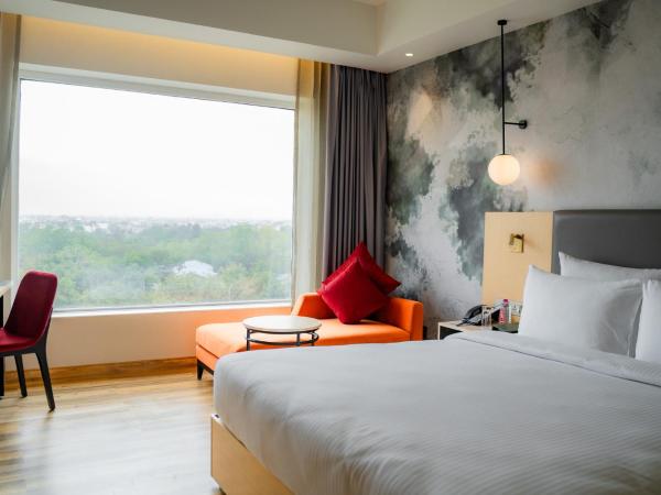 Novotel Jaipur Convention Centre : photo 6 de la chambre executive room with one double bed - non smoking/city side(avail *unlimited imfl from 6 pm to 8 pm daily ( selected drinks only) complimentary coffee available from 6 am to 8 pm *early check-in before 2 hours)