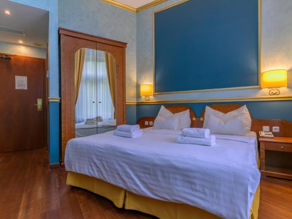 Hotel Kinsky Fountain : photo 1 de la chambre superior family room with balcony - connected rooms