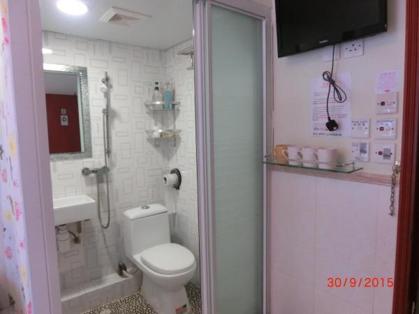 Li Cheng Guesthouse : photo 9 de la chambre chambre quadruple avec salle de bains privative