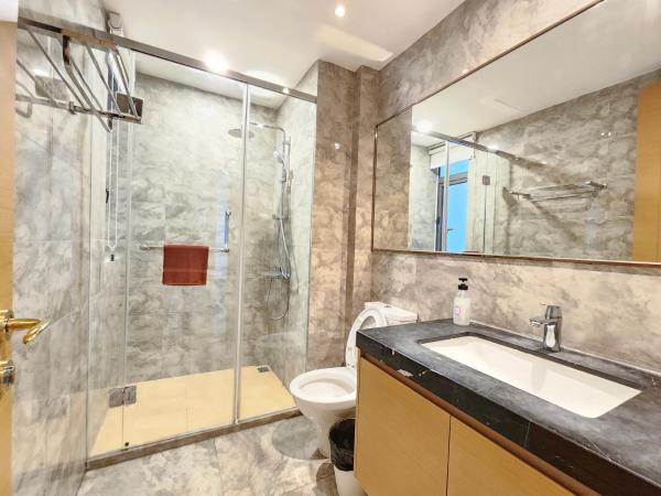 R&F Princess Cove CIQ Premium Sea View Suites by NEO : photo 3 de la chambre appartement 3 chambres avec balcon