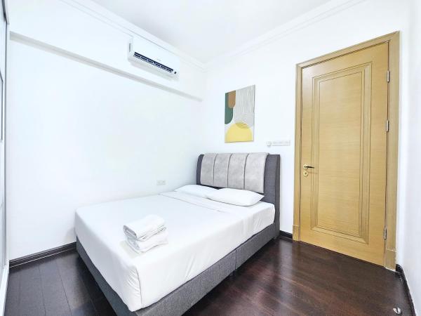 R&F Princess Cove CIQ Premium Sea View Suites by NEO : photo 2 de la chambre appartement 3 chambres avec balcon