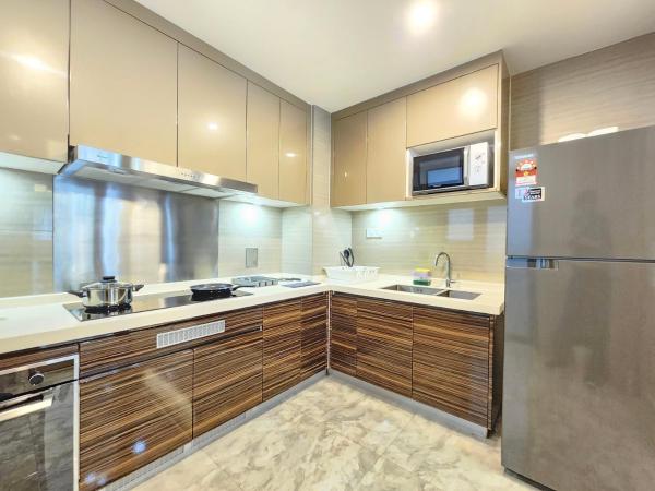 R&F Princess Cove CIQ Premium Sea View Suites by NEO : photo 1 de la chambre appartement 3 chambres avec balcon