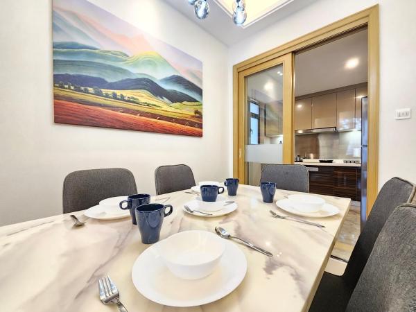 R&F Princess Cove CIQ Premium Sea View Suites by NEO : photo 5 de la chambre appartement 3 chambres avec balcon