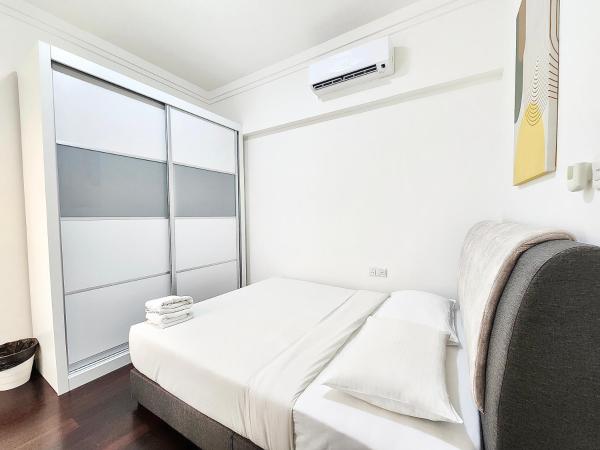 R&F Princess Cove CIQ Premium Sea View Suites by NEO : photo 9 de la chambre appartement 3 chambres avec balcon