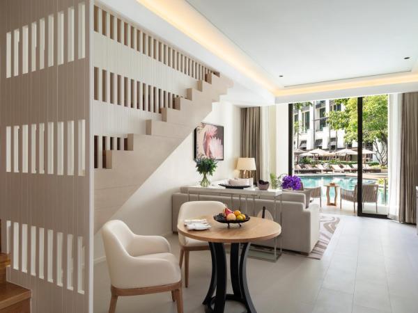 Siam Kempinski Hotel Bangkok : photo 1 de la chambre hébergement en duplex cabana avec accès direct à la piscine - accès au salon
