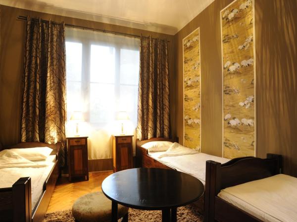 Hostel Deco : photo 4 de la chambre chambre triple avec salle de bains commune