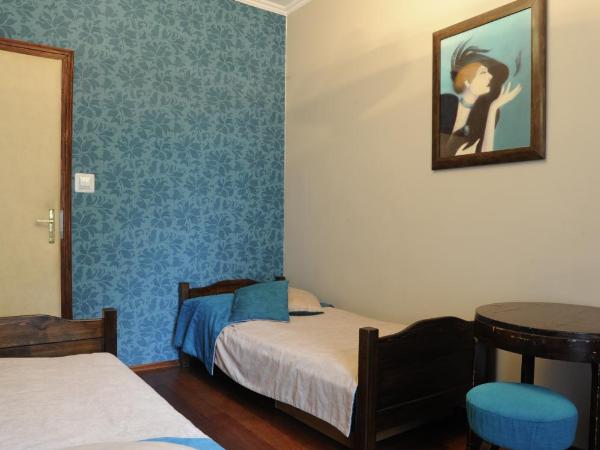 Hostel Deco : photo 4 de la chambre chambre lits jumeaux avec salle de bains commune