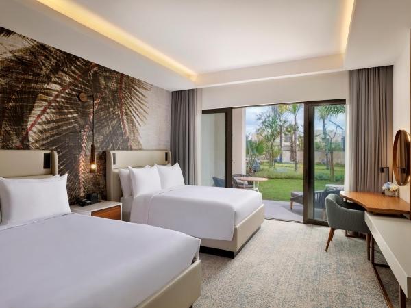 Conrad Rabat Arzana : photo 4 de la chambre chambre de luxe avec 2 lits queen-size et vue sur le jardin