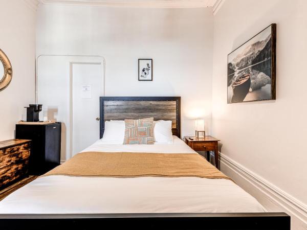 Hôtel Automatisé Manoir des Remparts : photo 5 de la chambre chambre standard lit queen-size