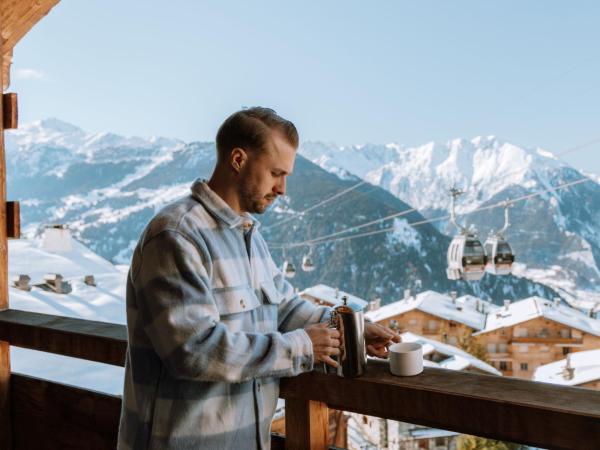 W Verbier : photo 1 de la chambre suite cool junior avec balcon et vue sur montagne