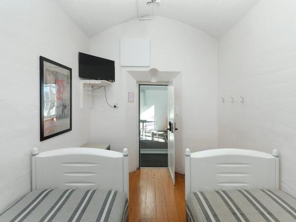 Jailhouse Accommodation : photo 3 de la chambre chambre lits jumeaux standard avec salle de bains commune