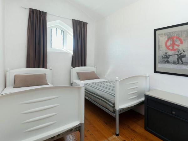 Jailhouse Accommodation : photo 4 de la chambre chambre lits jumeaux standard avec salle de bains commune