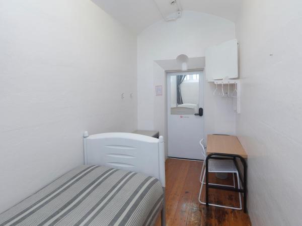 Jailhouse Accommodation : photo 2 de la chambre chambre simple avec salle de bains commune