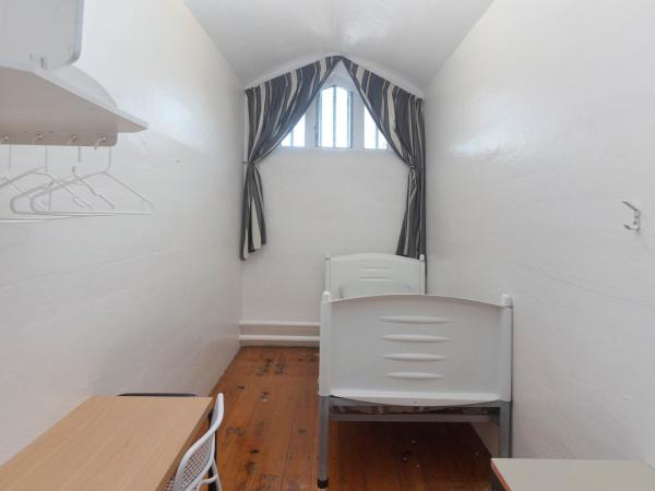 Jailhouse Accommodation : photo 3 de la chambre chambre simple avec salle de bains commune