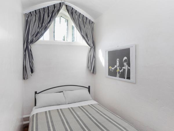 Jailhouse Accommodation : photo 2 de la chambre chambre double avec salle de bains commune