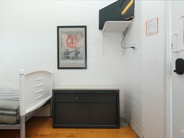 Jailhouse Accommodation : photo 5 de la chambre chambre lits jumeaux standard avec salle de bains commune