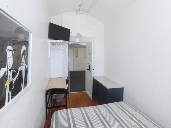 Jailhouse Accommodation : photo 10 de la chambre chambre double avec salle de bains commune