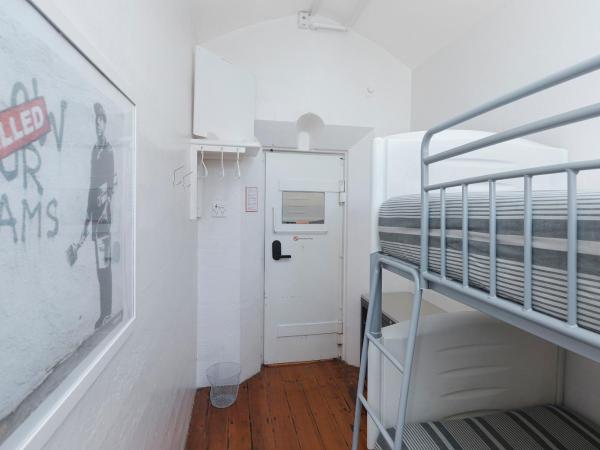 Jailhouse Accommodation : photo 8 de la chambre chambre lits jumeaux avec salle de bains commune