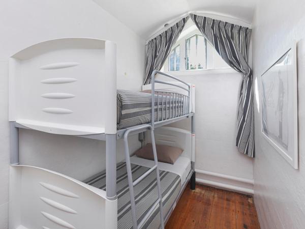 Jailhouse Accommodation : photo 2 de la chambre chambre lits jumeaux avec salle de bains commune