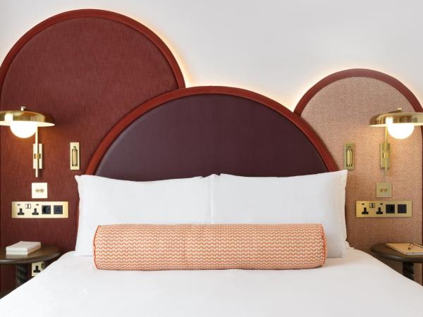 Holiday Inn London Oxford Circus, an IHG Hotel : photo 4 de la chambre standard room with two single beds and city view