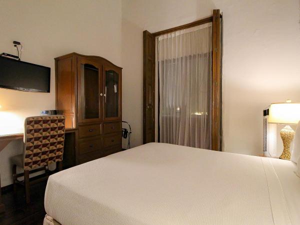 Hotel Casino Morelia : photo 3 de la chambre chambre lit queen-size avec balcon