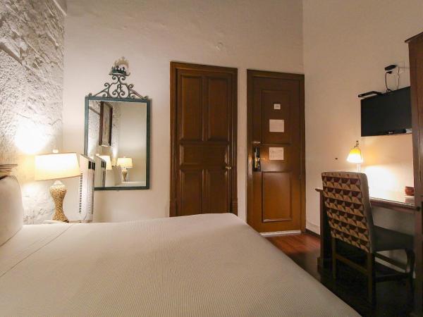 Hotel Casino Morelia : photo 5 de la chambre chambre lit queen-size avec balcon