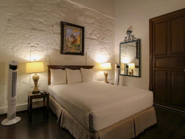 Hotel Casino Morelia : photo 6 de la chambre chambre lit queen-size avec balcon