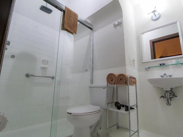 Hotel Casino Morelia : photo 7 de la chambre chambre lit queen-size avec balcon
