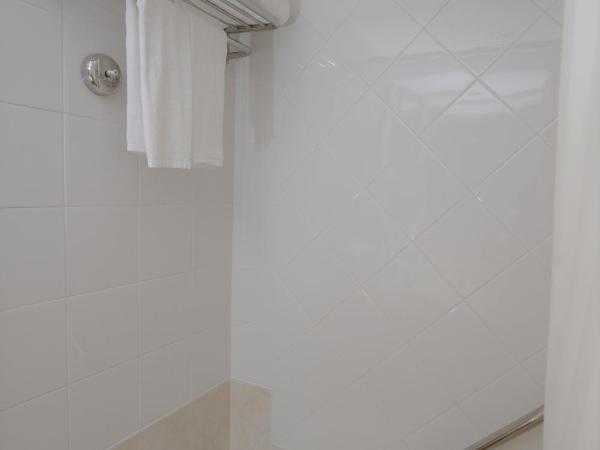 Ramada Hong Kong Grand View : photo 5 de la chambre chambre des amoureux avec vin mousseux gratuit