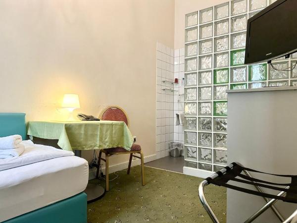 Very Central, 5 min to city center, Self Check In : photo 6 de la chambre chambre simple avec toilettes communes