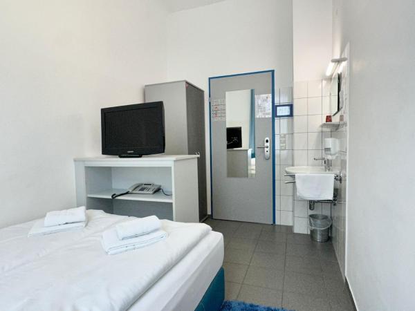 Very Central, 5 min to city center, Self Check In : photo 4 de la chambre chambre double avec salle de bains et toilettes communes
