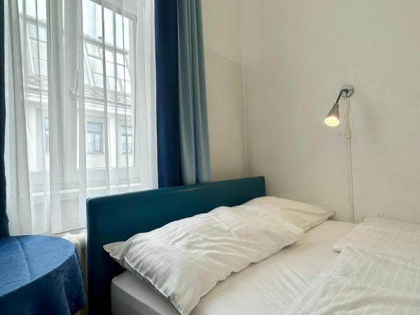 Very Central, 5 min to city center, Self Check In : photo 5 de la chambre chambre double avec salle de bains et toilettes communes