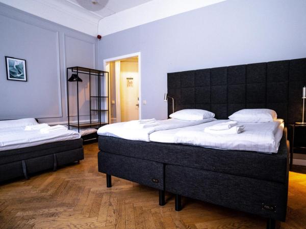 Queen's Hotel by First Hotels : photo 6 de la chambre chambre quadruple