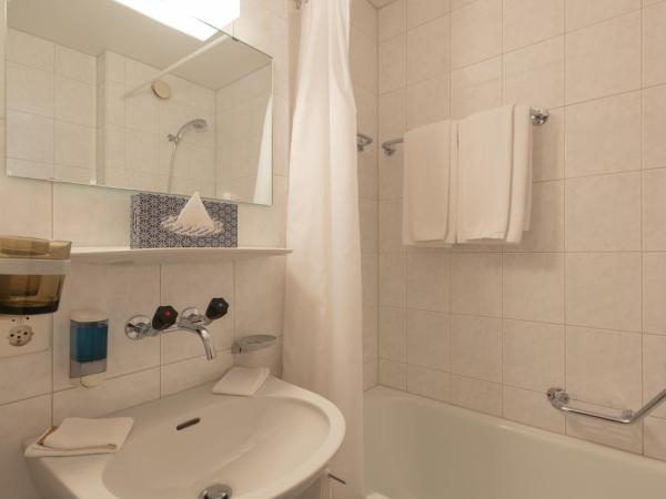 Hotel Bellevue - Traditional Swiss Hideaway : photo 6 de la chambre chambre double sans balcon - côté nord