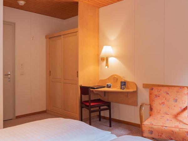 Hotel Bellevue - Traditional Swiss Hideaway : photo 7 de la chambre chambre double sans balcon - côté nord